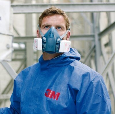 pics/3M/3m-7500-reusable-half-face-mask-respirator-use.jpg