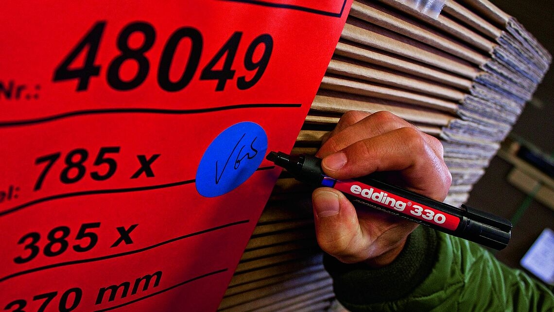 pics/Edding/330/edding-330-refillable-permanent-marker-with-chisel-nib-use-1.jpg