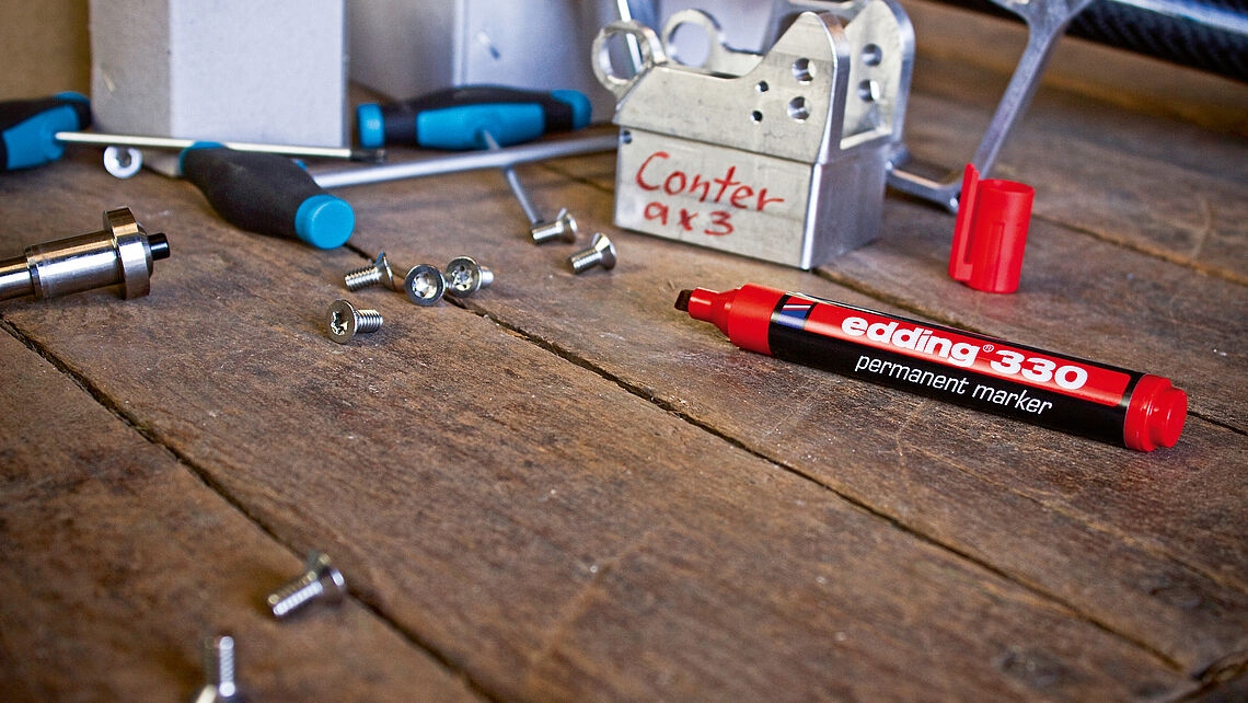 pics/Edding/330/edding-330-refillable-permanent-marker-with-chisel-nib-use-2.jpg