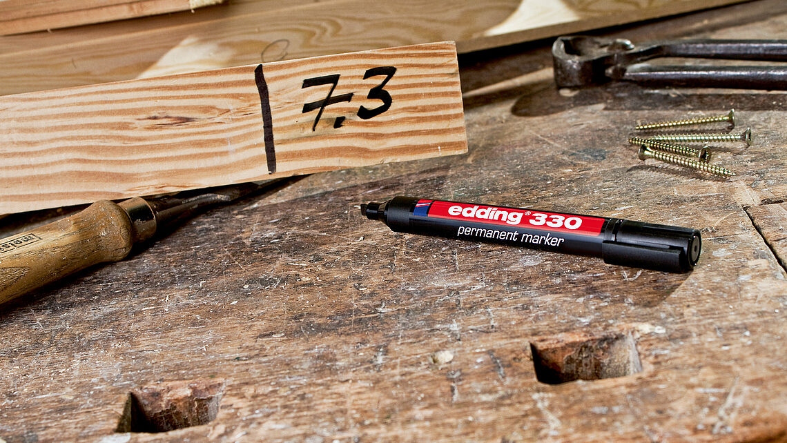 pics/Edding/330/edding-330-refillable-permanent-marker-with-chisel-nib-use-3.jpg