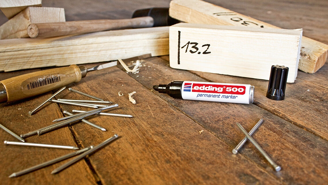 pics/Edding/500/edding-500-refillable-permanent-marker-with-chisel-nib-use-5.jpg