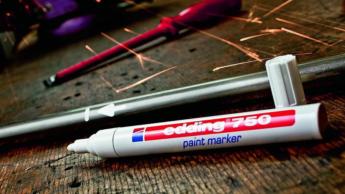 pics/Edding/750/edding-750-permanent-paint-marker-with-round-nib-use-3.jpg