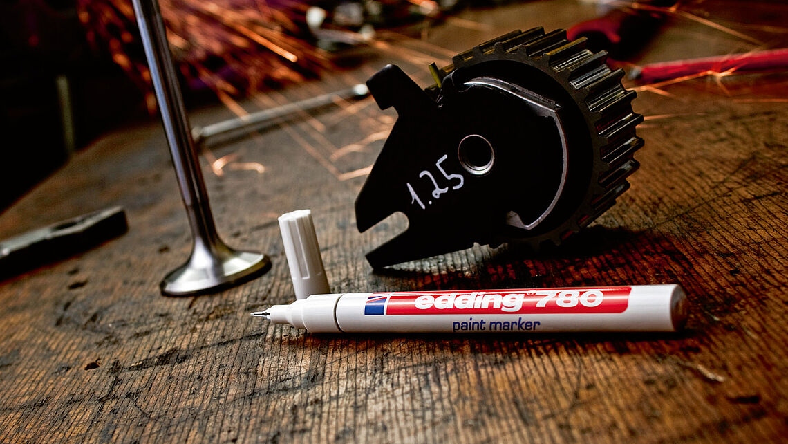 pics/Edding/780/edding-780-permanent-paint-marker-with-round-nylon-nib-use-1.jpg
