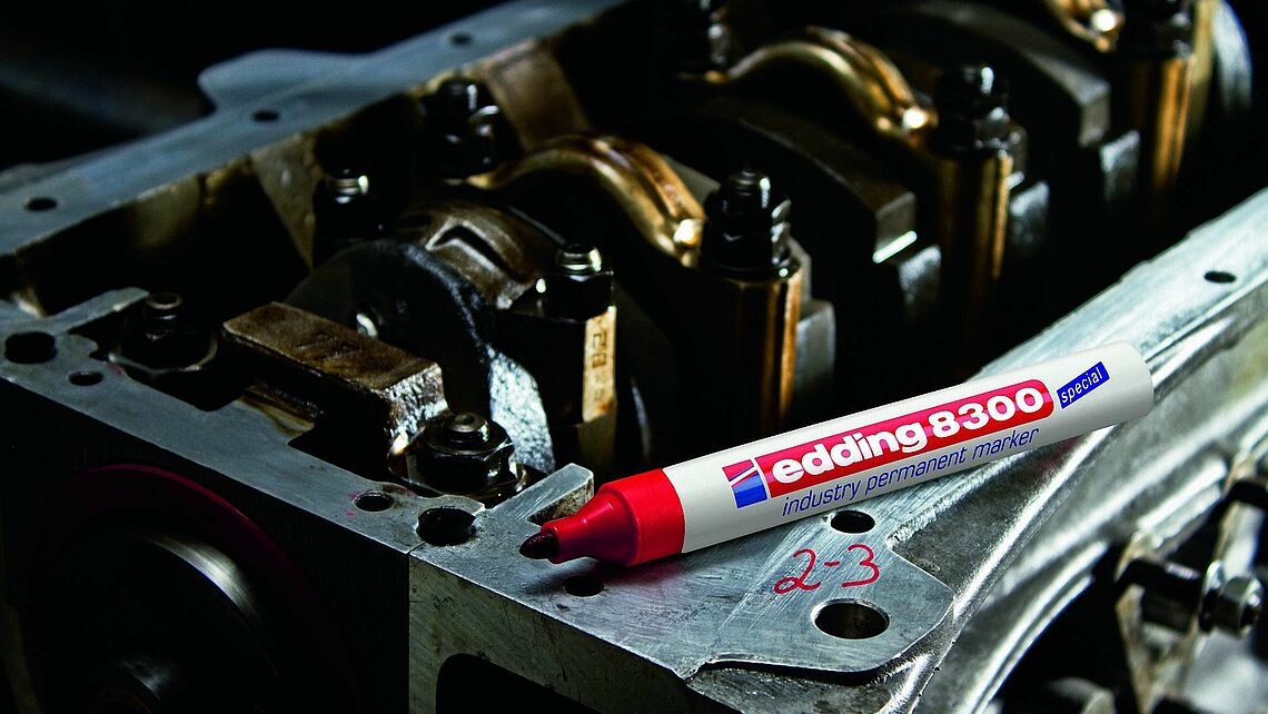 pics/Edding/8300/edding-8300-industry-permanent-marker-with-round-nib-use-2.jpg