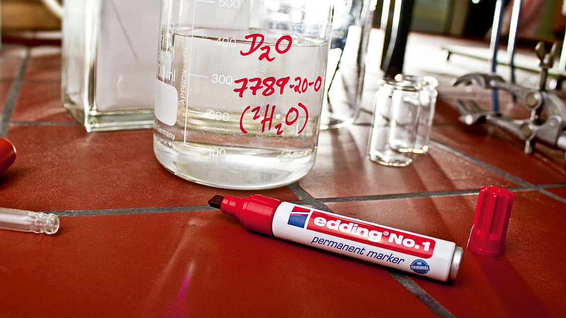 pics/Edding/No.1/edding-no-1-refillable-permanent-marker-with-chisel-nib-use-2.jpg