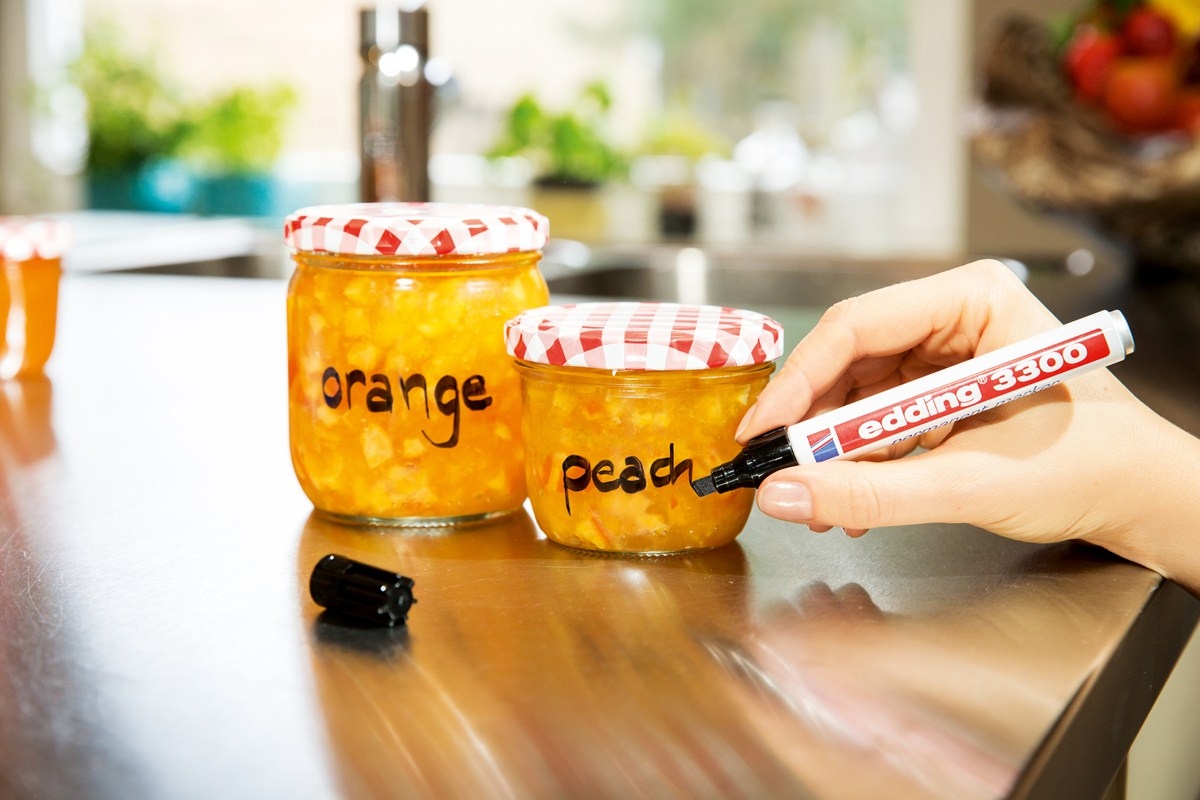 pics/Edding/edding-3300-refillable-permanent-marker-use.jpg