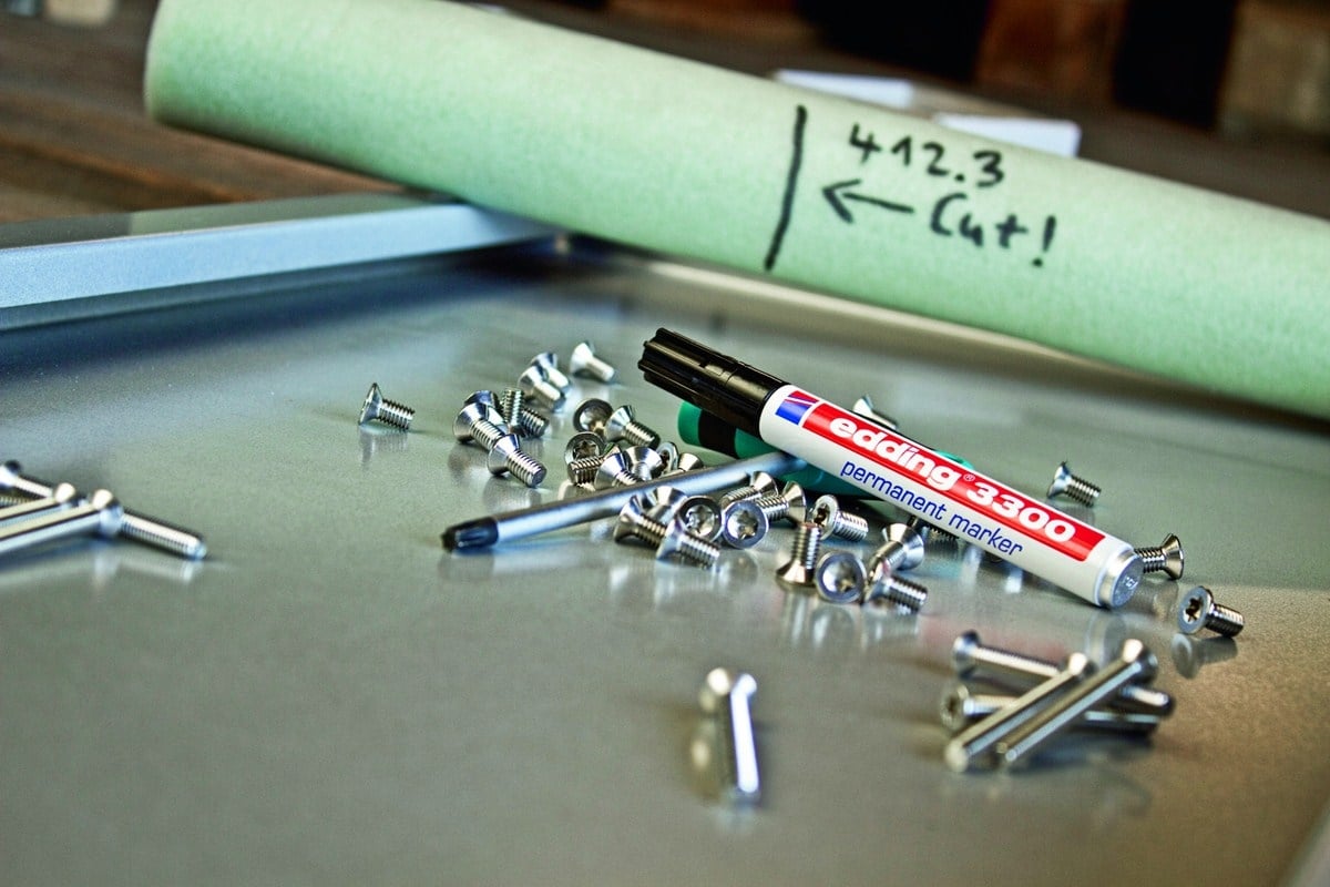 pics/Edding/edding-3300-refillable-permanent-marker-use5.jpg