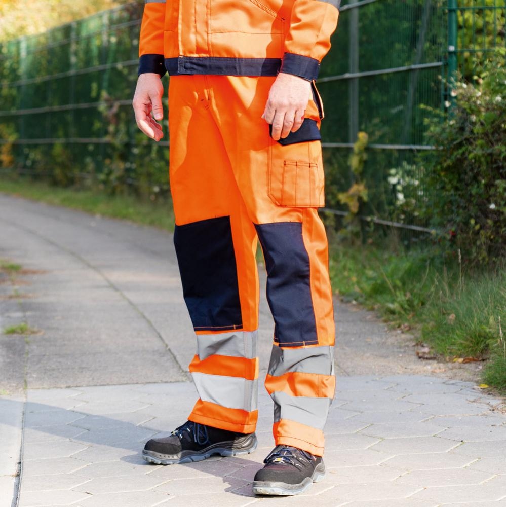 pics/Feldtmann/2024/arbeitskleidung/safestyle/safestyle-23723-freital-herren-warnschutz-bundhose-orange-marineblau-scene2.jpg