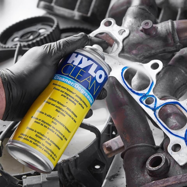 pics/Hylomar/hylo-clean-cleaner-degreaser-400-spray-application.jpg