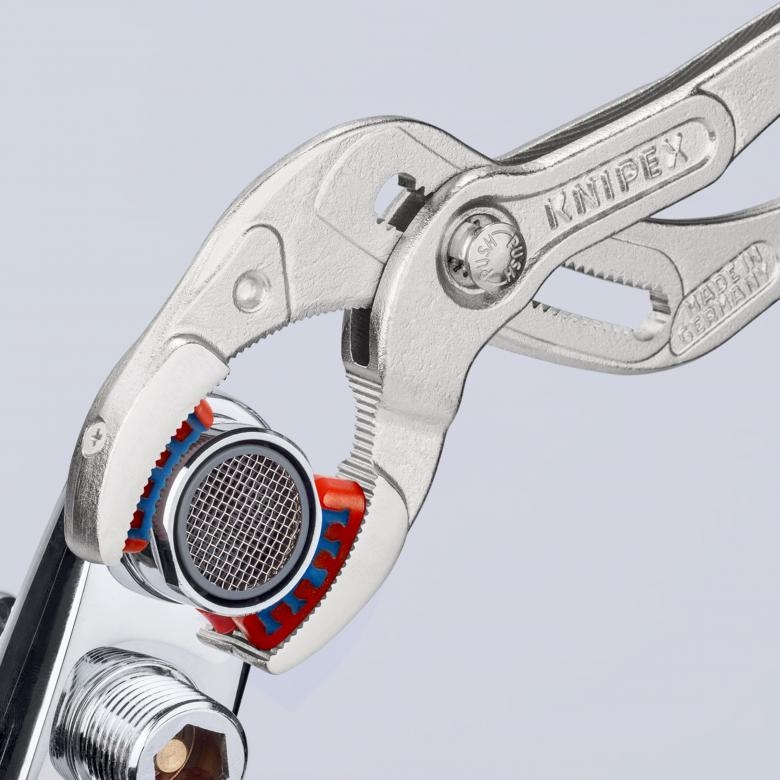 pics/Knipex/grip-pliers/knipex-8113250-siphon-and-connector-plier-use.jpg