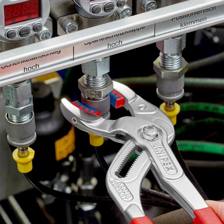 pics/Knipex/grip-pliers/knipex-8113250-siphon-and-connector-plier-use7.jpg