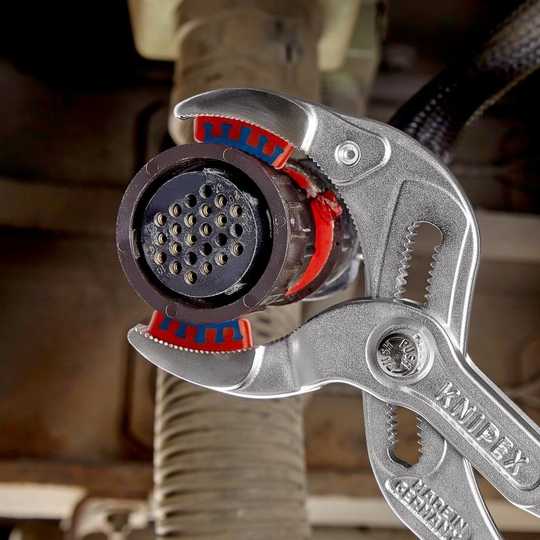pics/Knipex/grip-pliers/knipex-8113250-siphon-and-connector-plier-use8.jpg