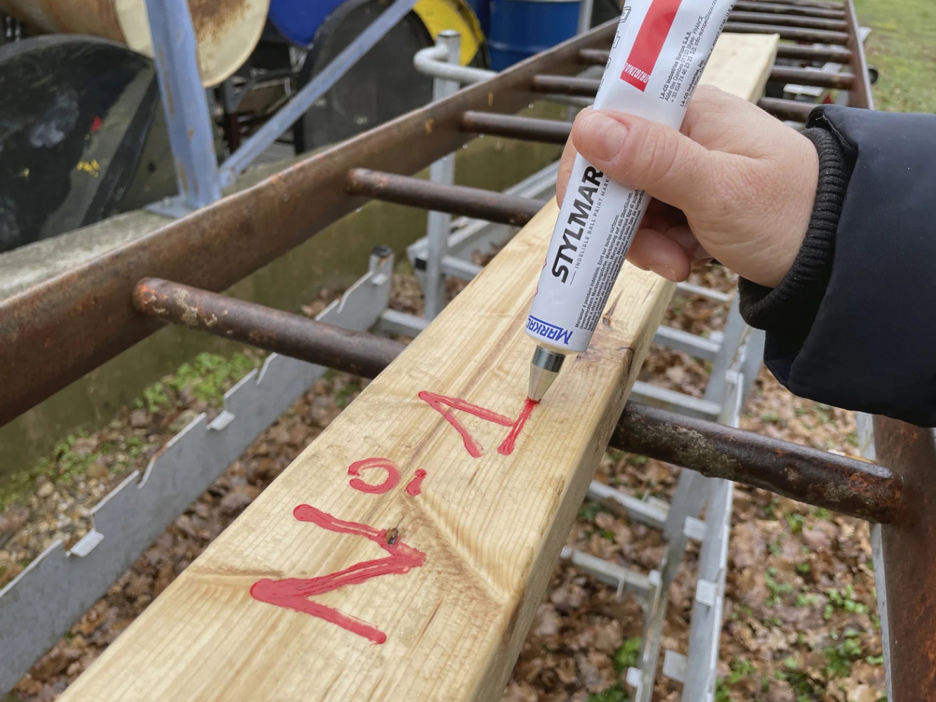 pics/LA-CO/markal/stylmark/la-co-markal-stylmark-tubenschreiber-rot-anwendung-holz.jpg