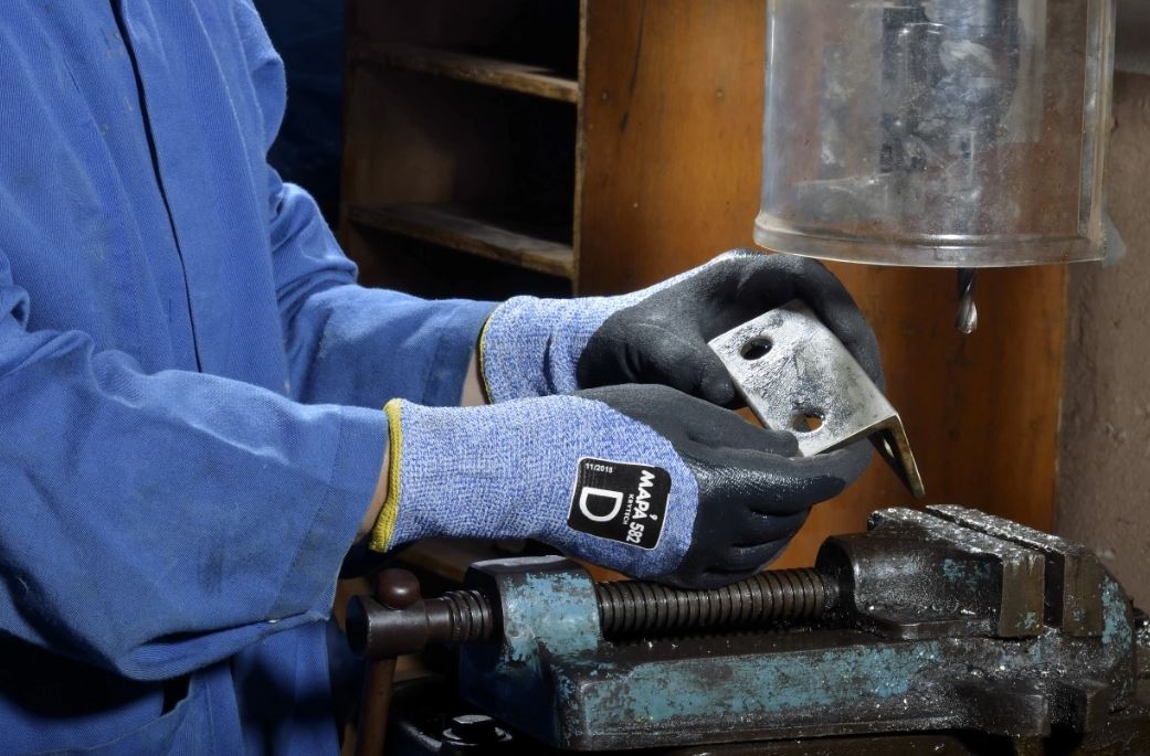 pics/Mapa/krytech/mapa-krytech-582-nitrile-safety-gloves-7-11-use.jpg