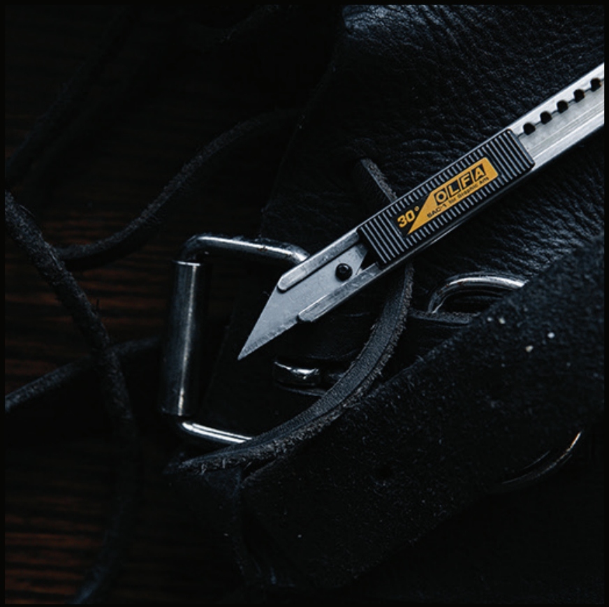 pics/OLFA/olfa-sac-1-graphics-knife-cutter-with-precision-9mm-snap-off-blade-stainless-steel-usage.jpg