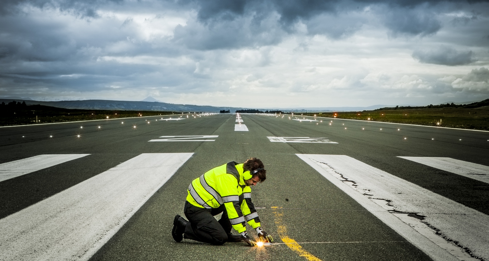pics/Portwest/Jacken/portwest-c466-yellow-black-use.jpg