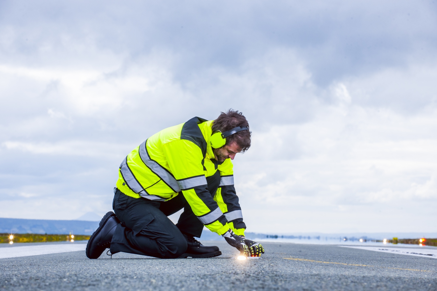 pics/Portwest/Jacken/portwest-c466-yellow-blue-use.jpg