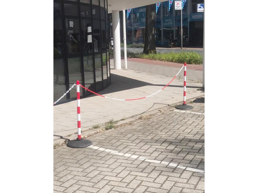pics/absperrtechnik/absperrkette-aus-kunststoff-signalkette-fuer-arbeitsbereich-abgrenzung-weiss-rot-25m-6-mm-anwendungbeispiel-mit-pfosten.jpg