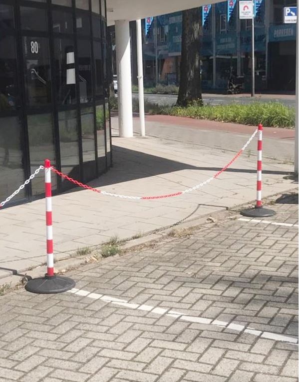 pics/absperrtechnik/kettenpfosten-absperrpfosten-und-absperrkette-pvc-sockel-rot-weiss-kunststoff-anwendung.jpg